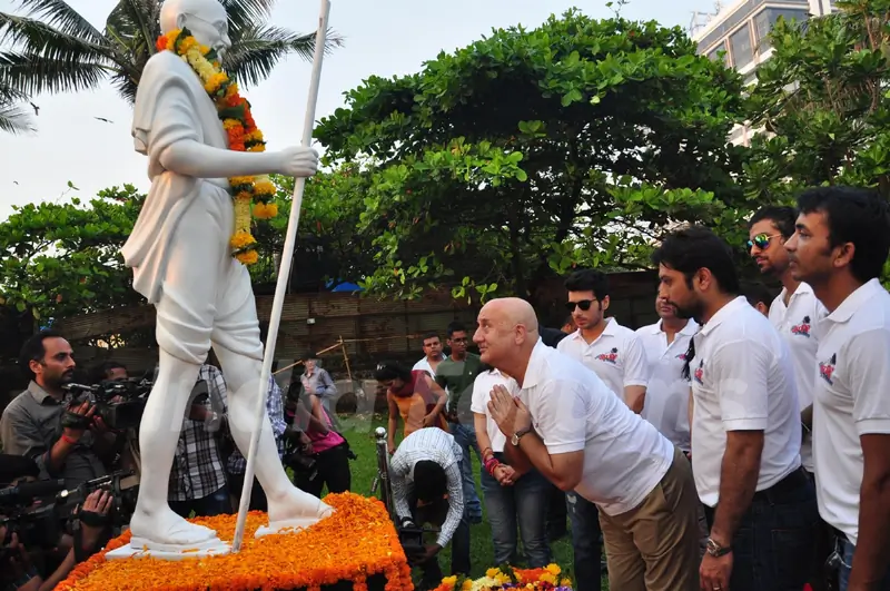 Ekkees Toppon Ki Saalami team felicitates Mahatma Gandhi