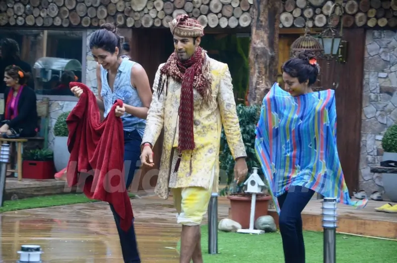 Babbars trying to stop Lambas in accomplishing their task