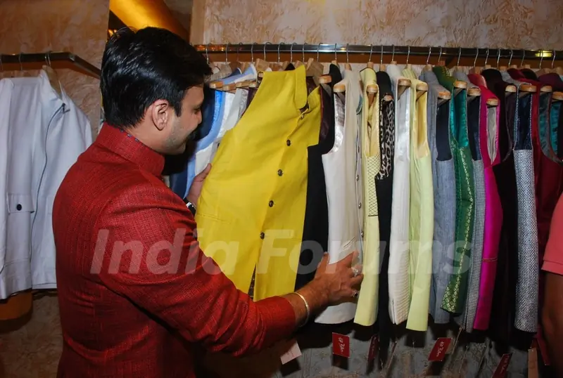 Vivek Oberoi checks out the designs at Kirti Rathore Store Launch