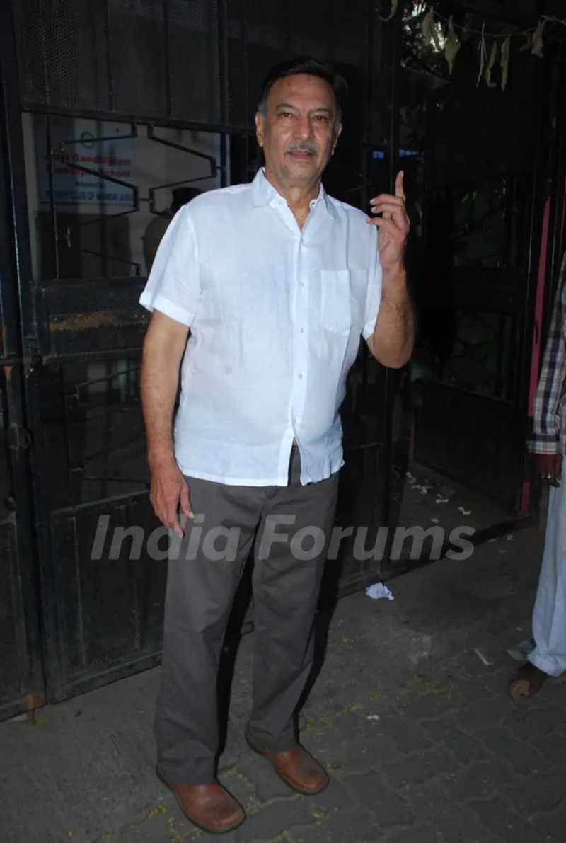 Suresh Oberoi Casts his Vote