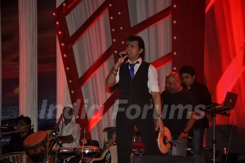 Sonu Niigam performs at Chatth Pooja