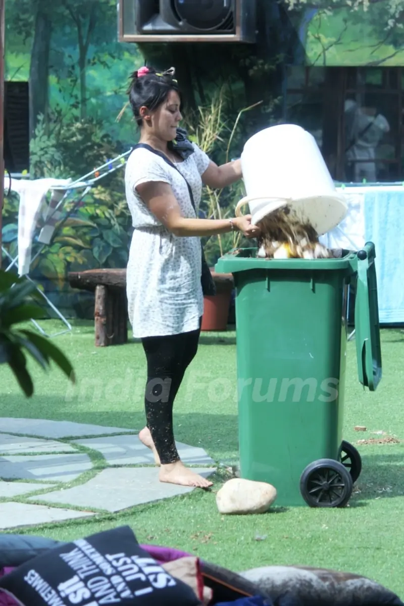 Minissha Lamba during a task at Bigg Boss 8