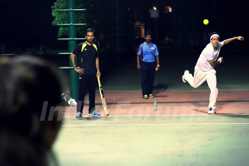 Sumeet Sachdev snapped practicing for Box Cricket League