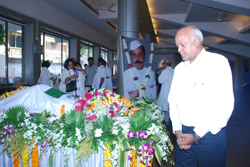 Manmohan Shetty pays his tribute to Sadashiv Amrapurkar's at his Prayer Meet