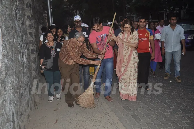 Vivek Oberoi was snapped cleaning the road at CPAA Cleanliness Drive