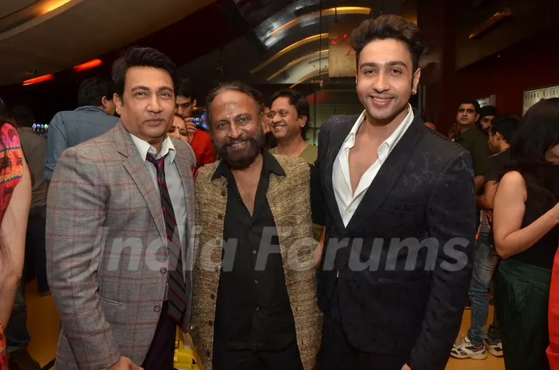 Shekhar Suman and Adhyayan Suman pose with Ketan Mehta at the Premier of Rang Rasiya