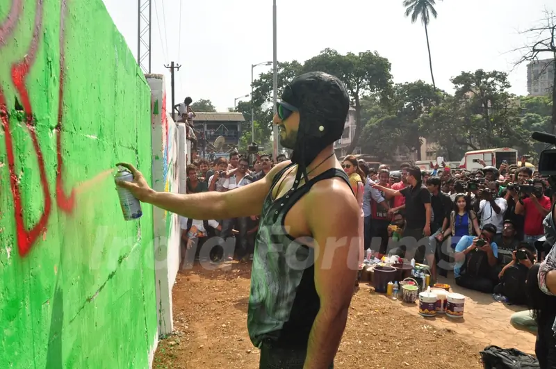 Ranveer Singh paints the wall at Kill Dil Graffiti Event