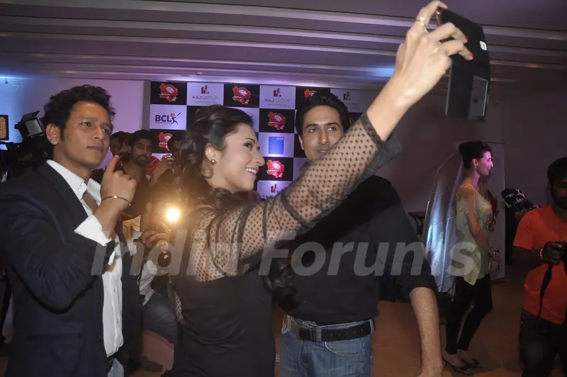 Divyanka Tripathi clicks a selfie at the Jersey Launch of BCL Team Jaipur Raj Joshiley