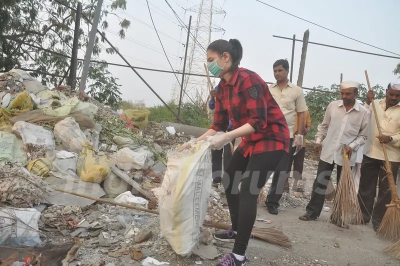 Tammanah cleans the garbage at a Cleanliness Drive