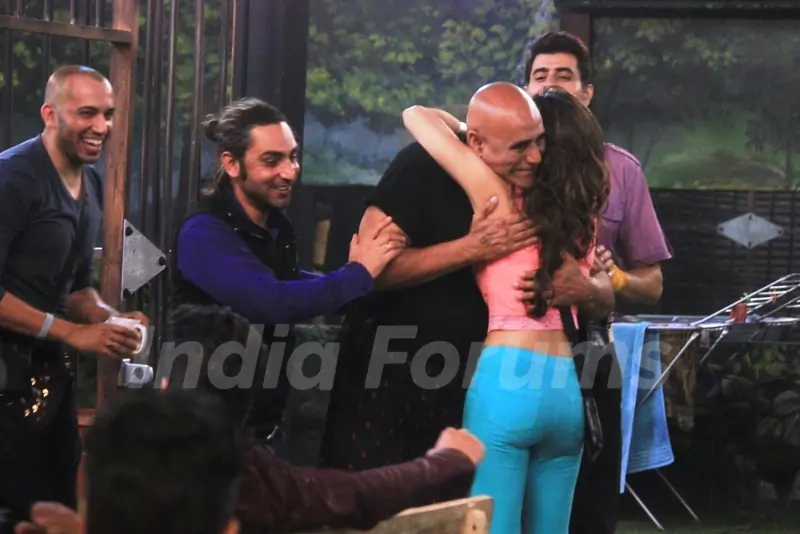 Housemates greet Puneet Issar in Bigg Boss 8