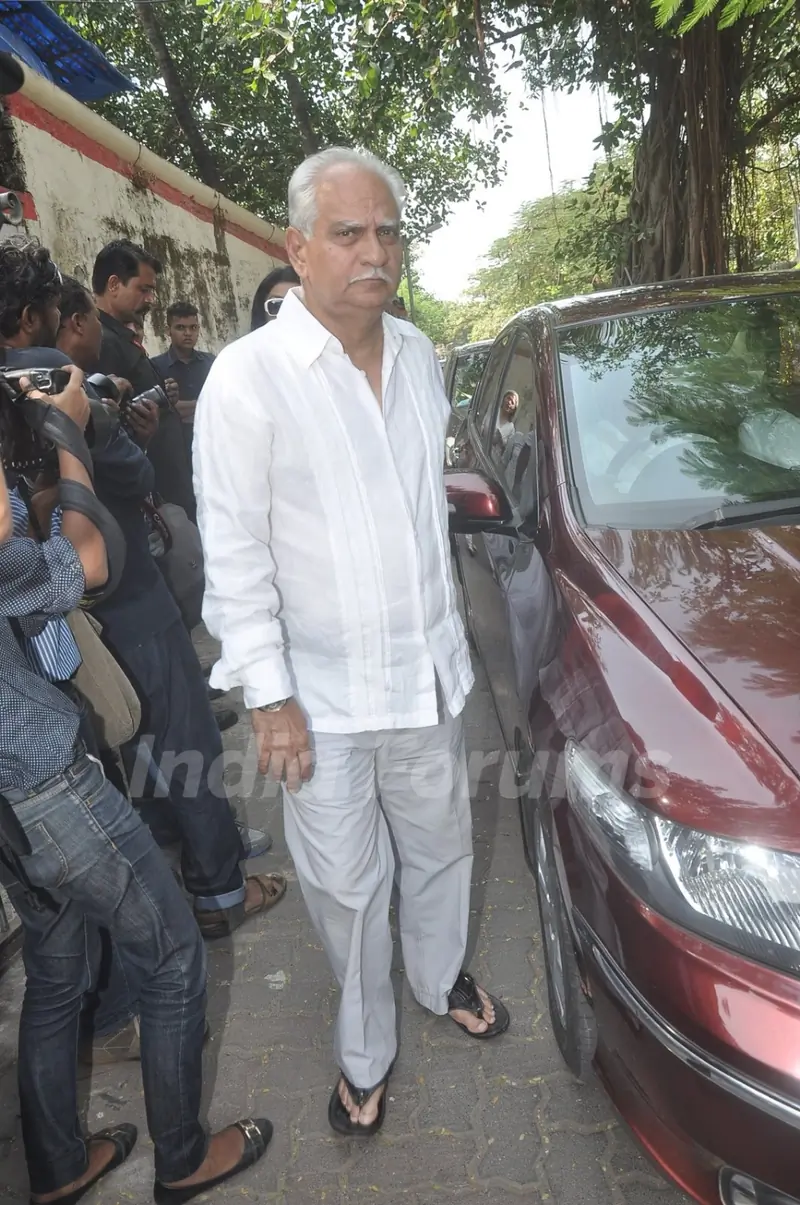 Ramesh Sippy was snapped at Ravi Chopra's Funeral