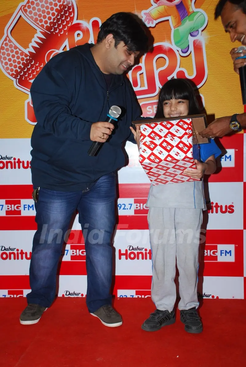 Kiku Sharda presents an award to a child at Big FM Event