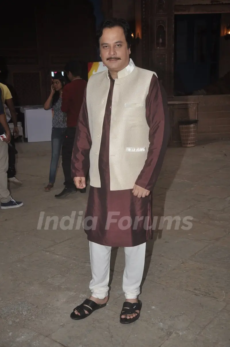 Mahesh Thakur poses for the media at the Launch of Mere Rang Mein Ranganewali