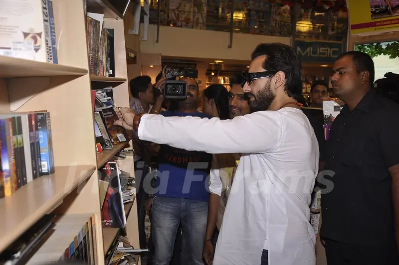 Saif Ali Khan checks out various books at Crossword during the Promotions of Happy Ending