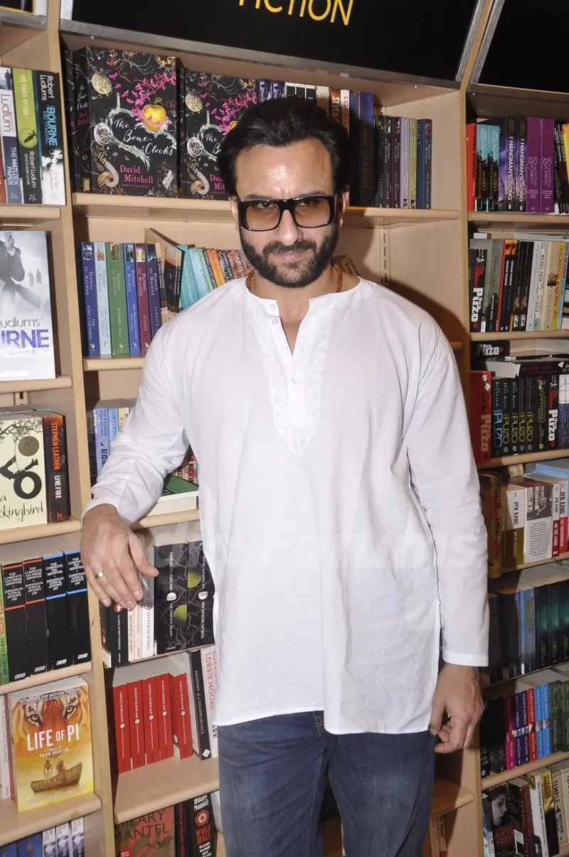 Saif Ali Khan poses at Crossword during the Promotions of Happy Ending