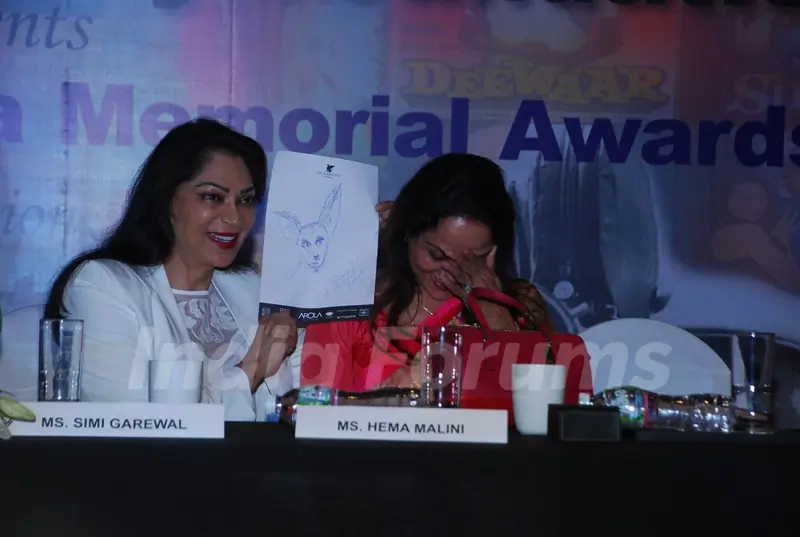 Hema Malini  and Simi Garewal share a laugh at GR8 Yash Chopra Memorial Awards Meet