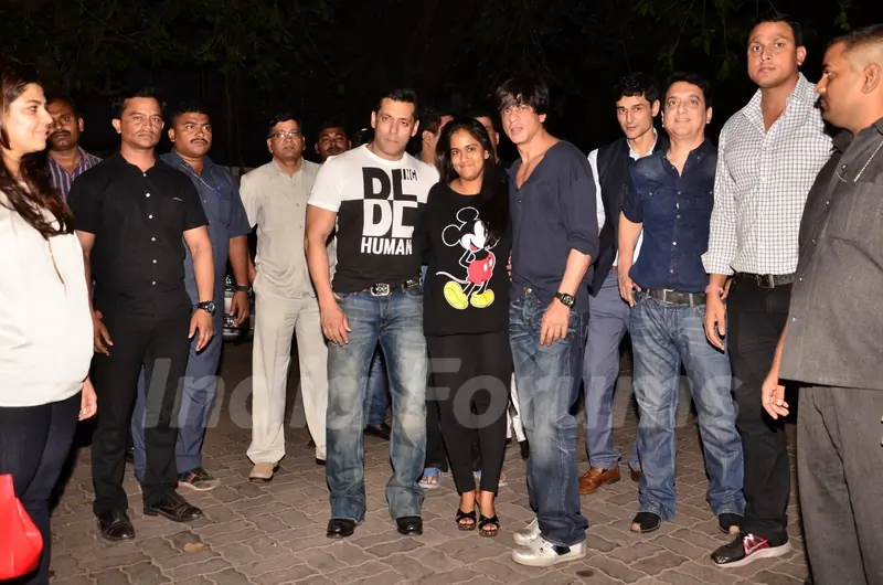 Shahrukh & Salman Khan Snapped Outside Salman's House