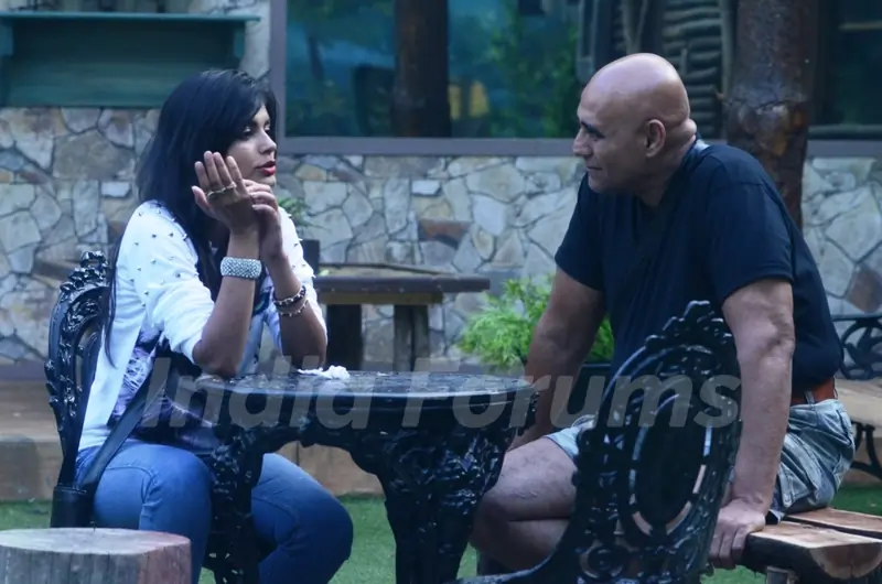 Sonali in a chat with Puneet at Bigg Boss 8