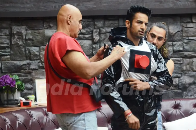 Upen Patel made the Battery of the house for the App Task in Bigg Boss 8