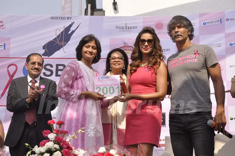 Bipasha Basu felicitates an achiever at the Launch of the 3rd Edition of Pinkathon