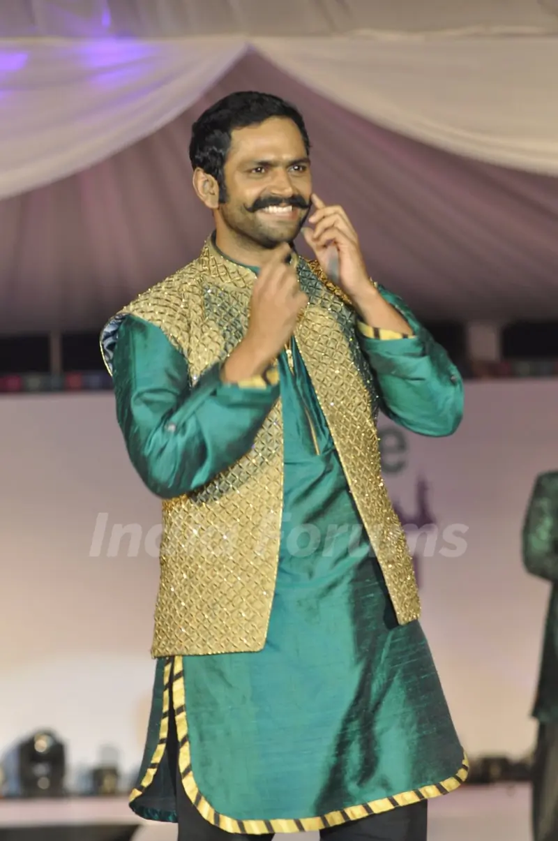 Sharib Hashmi walks the ramp at Wellingkar's 26/11 Tribute