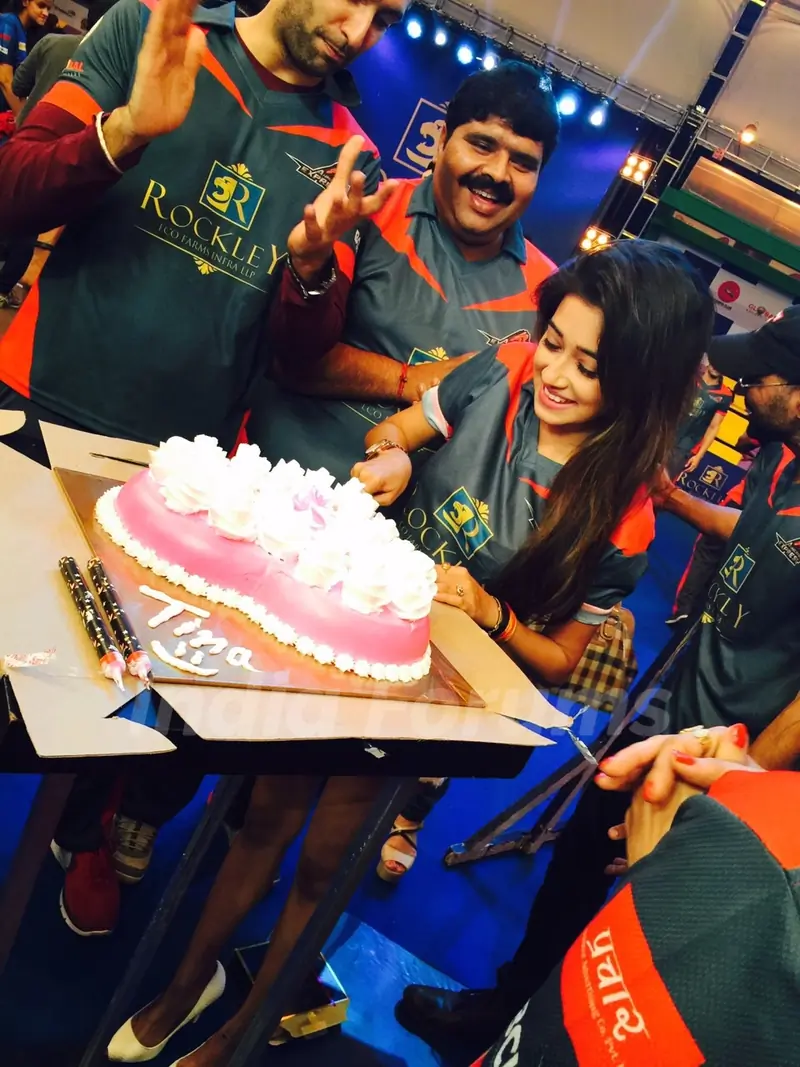 Tina Dutta cuts her Birthday Cake