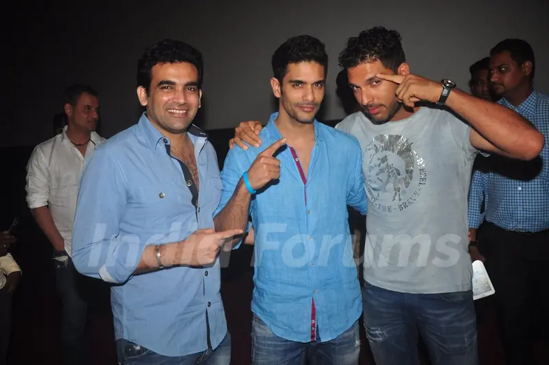 Angad Bedi poses with Zaheer Khan and Yuvraj Singh at the Special Screening of Ungli