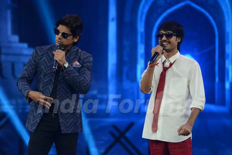 Mohit performs with Shaan at the Grand Finale of India's Raw Star