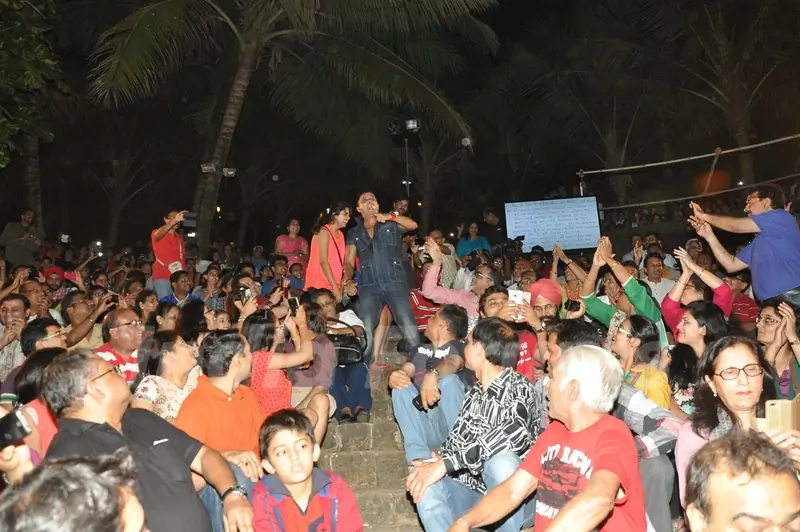 Sukhwinder Singh interacts with the crowd at Bandra Fest