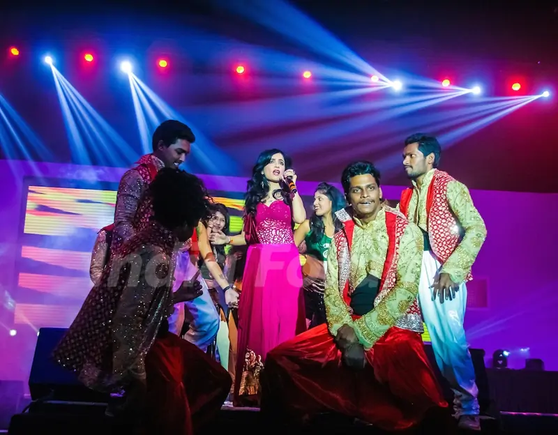 Shibani Kashyap performs at HudHud Relief Fundraising Campaign