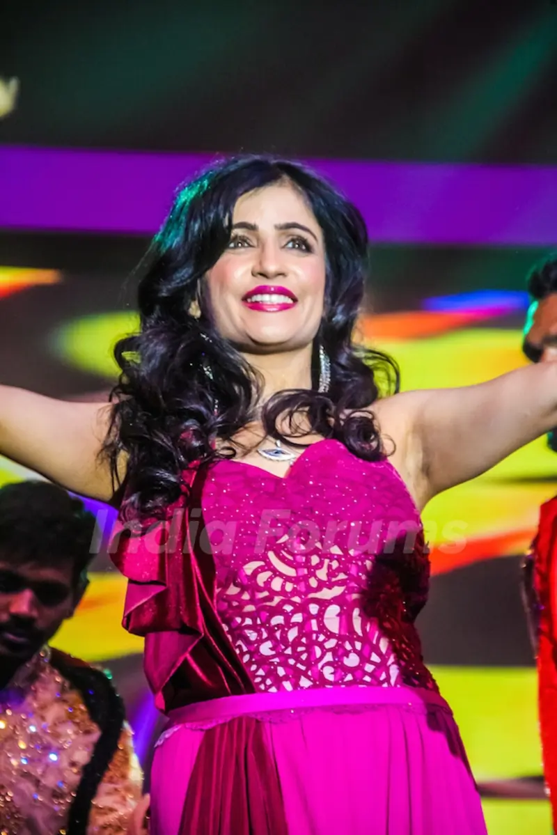 Shibani Kashyap performs at HudHud Relief Fundraising Campaign