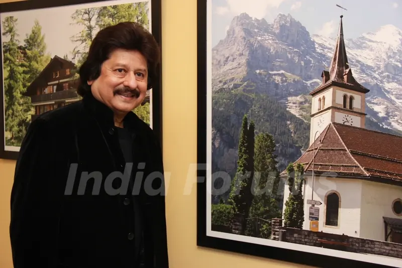 Pankaj Udhas poses for the media at Mukesh Batra's Photo Exhibition