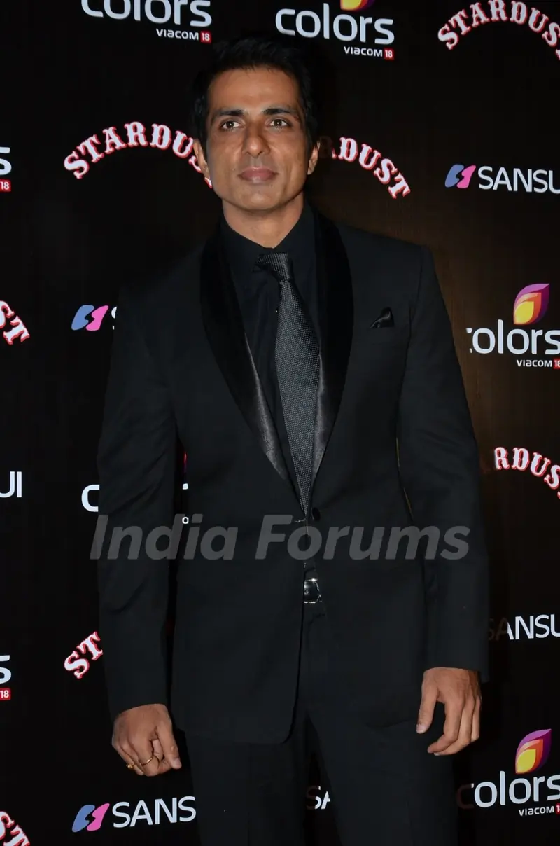 Sonu Sood poses for the media at Sansui Stardust Awards Red Carpet