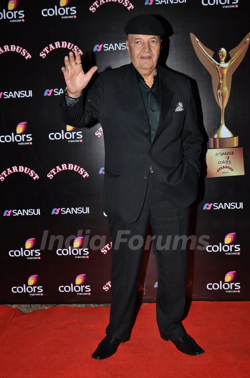 Prem Chopra poses for the media at Sansui Stardust Awards Red Carpet