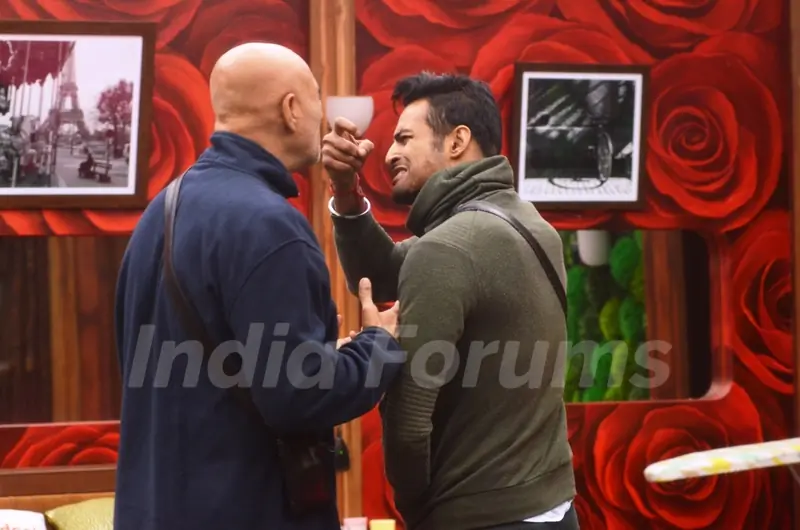 Puneet Issar and Upen Patel indulge in a fight in Bigg Boss 8