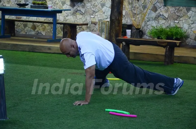 Puneet Issar during the task Kabhi Haa Kabhi Naa on Bigg Boss 8