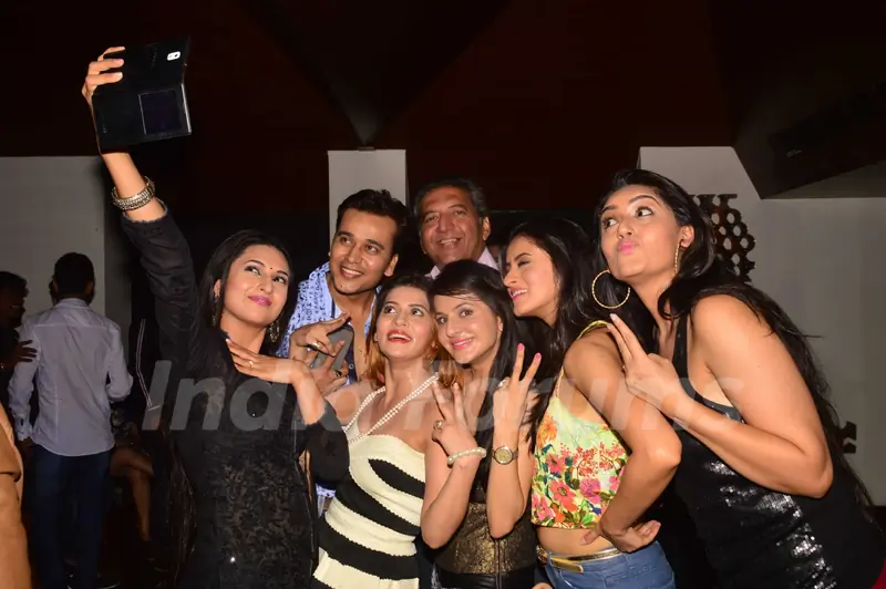 Ye Hai Mohabbatein Team Clicks a Selfie at India-Forums 11th Anniversary Bash