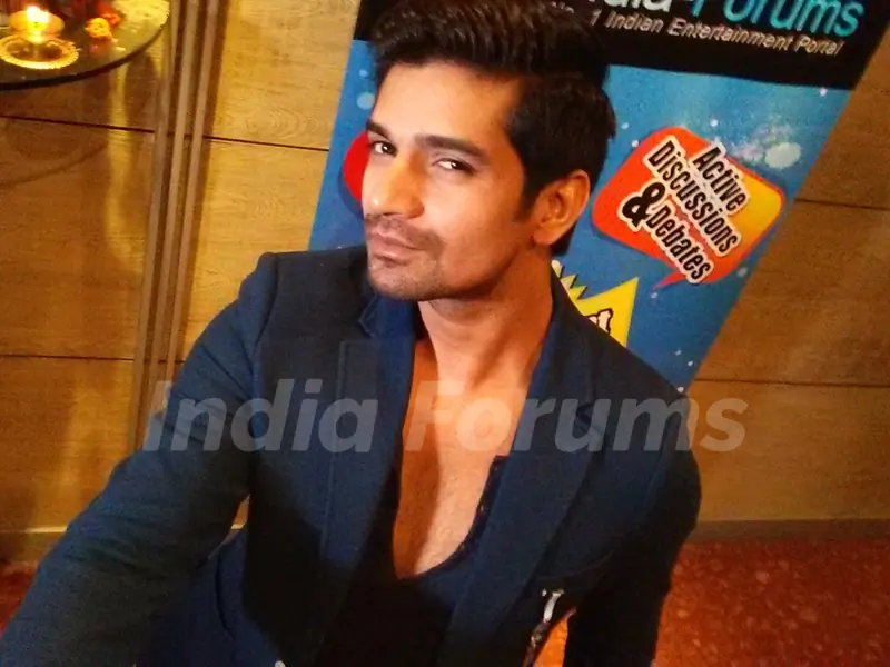 Vishal Singh clicks a selfie at India-Forums 11th Anniversary Bash