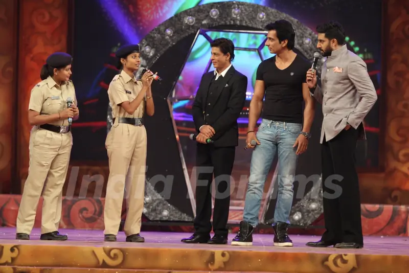 Abhishek Bachchan interacts with Police Officials at Umang Police Show