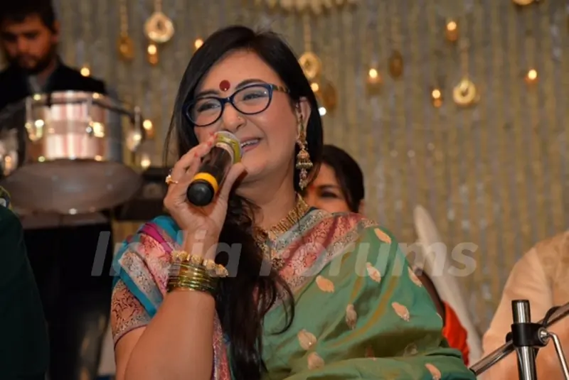 Jaspinder Narula performs at Saurabh and Nasreen Daftary's Daughter Pooja's Wedding Reception