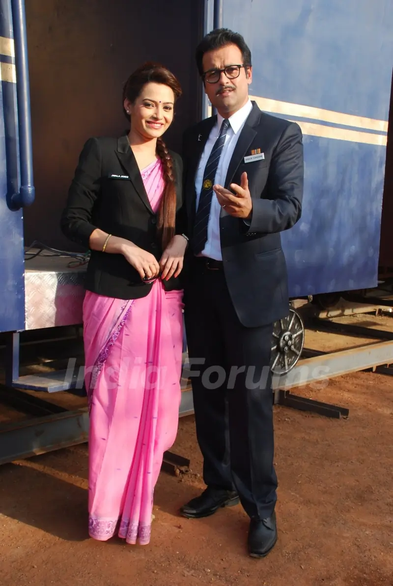 Rohit Roy and Samiksha Bhatnagar pose for the media at the Launch of 'Peterson Hill'