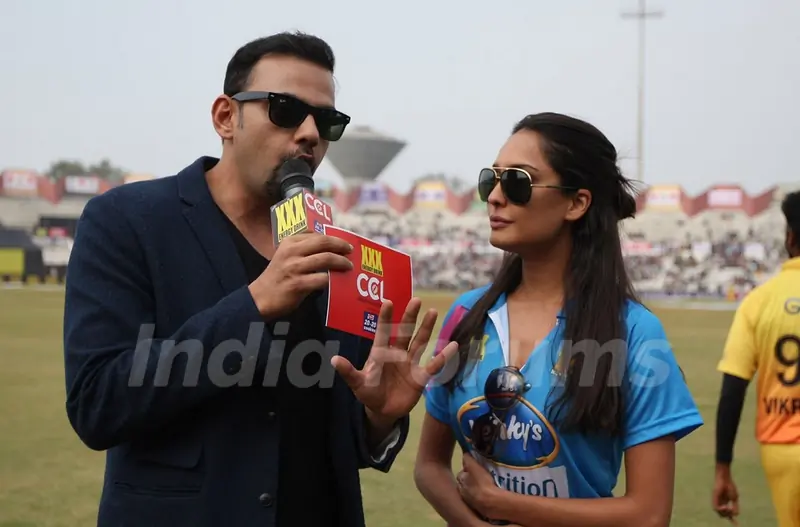 Cyrus Sahukar interacts with Lisa Haydon at Mumbai Heroes Match at CCL