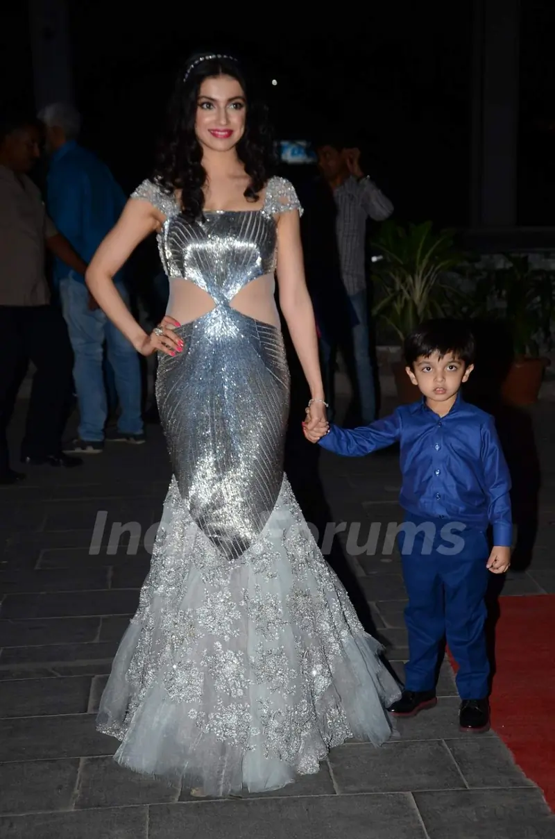 Divya Kumar poses with son at Tulsi Kumar's Wedding Reception