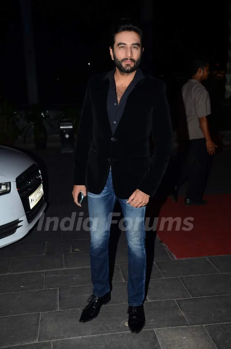 Shekhar Ravjiani poses for the media at Tulsi Kumar's Wedding Reception