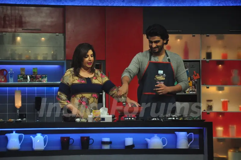 Arjun Kapoor prepares a dish at Farah Ki Daawat