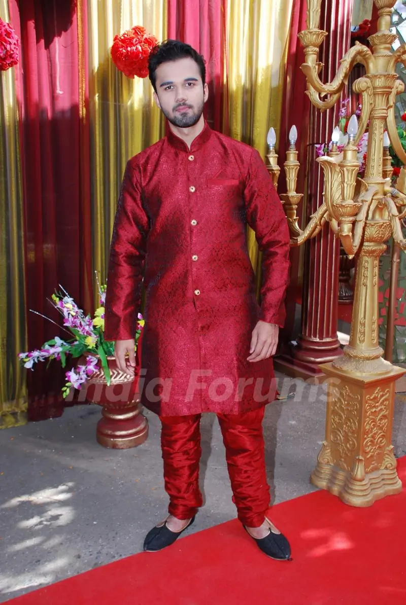 Itna Karo Na Mujhe Pyaar