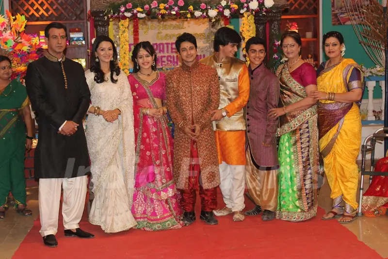 Itna Karo Na Mujhe Pyaar