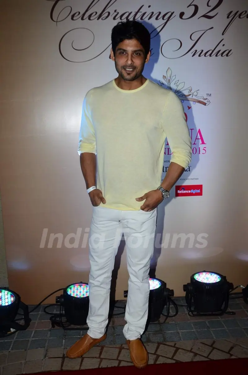 Siddharth Shukla poses for the media at Femina Miss India 2015 Bash
