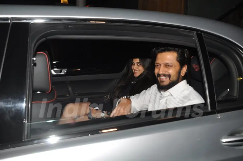 Riteish Deshmukh and Genelia pose for the media at Saif Ali Khan and Kareena Kapoor Khan's Bash