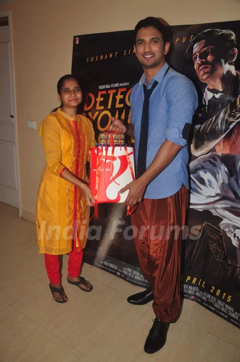Sushant Singh Rajput Felicitates the Winner of Detective Byomkesh Bakshy! Contest